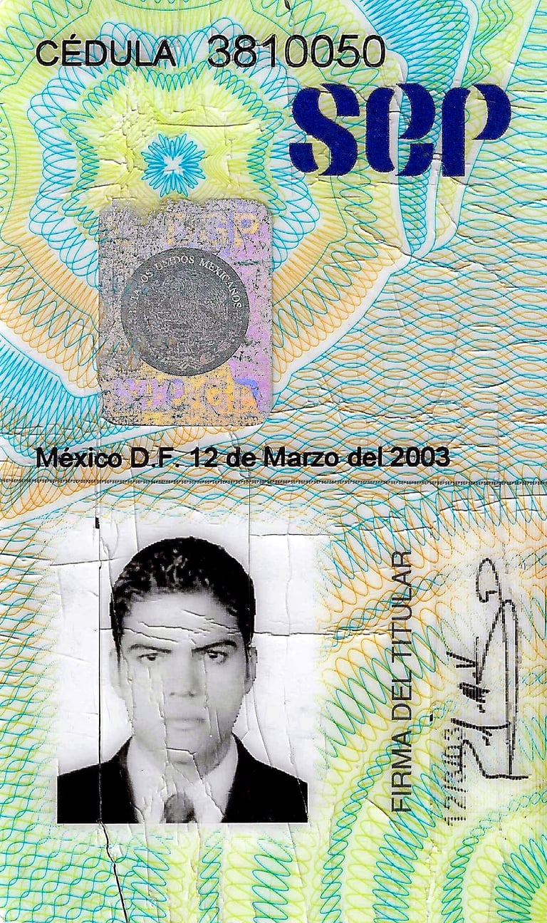 Cédula profesional SSA-SEP del Dr. Alejandro Martínez Vega con fotografía y número de cédula
